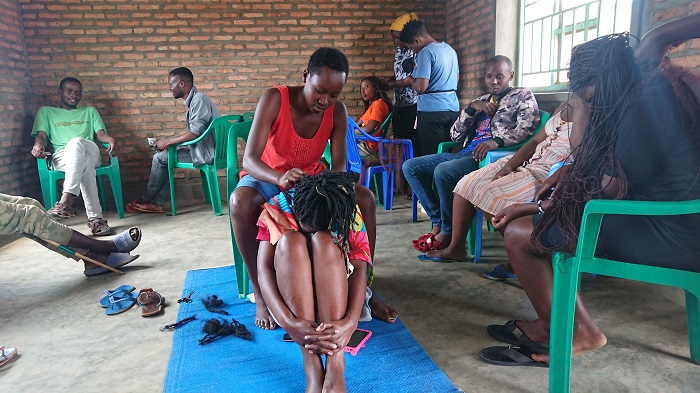 Isoko ryazanye n'izindi nzu ku ruhande zitunganyirizwamo imisatsi ndetse n'abagabo babona aho biyogosheshereza