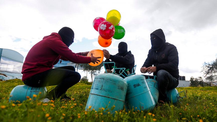 Ibipurizo birimo umwuka wa gaz bihambiriyeho utundi duturika duto ni byo aba barwanyi barimo gukoresha mu guteza inkongi ku butaka bwa Israel 