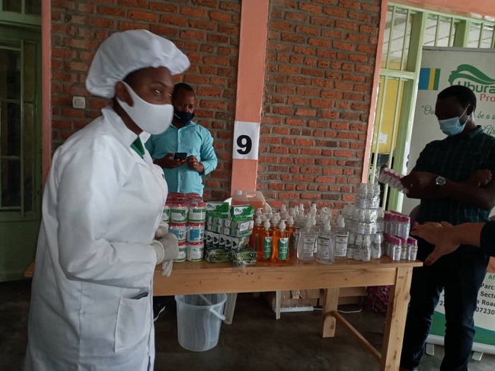 Aba bakora umuti n'isabuni bisukura intoki mu kwirinda Covid-19