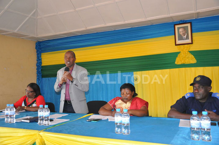 Umuyobozi w'Akarere ka Kamonyi, Rutsinga Jacques, asobanurira abadepite ingamba bafashe ku kwita ku isuku.