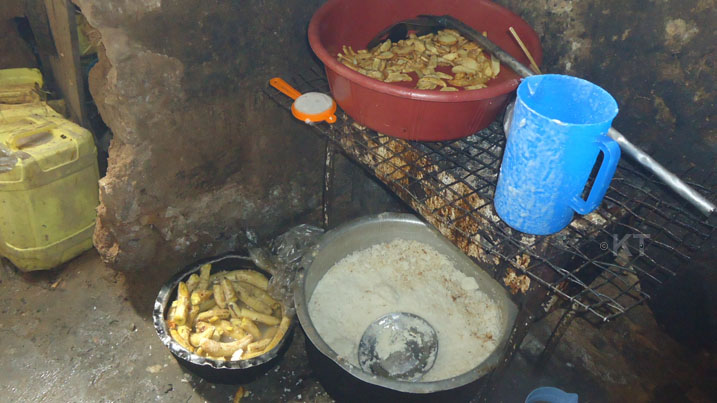 Ku irembo haba hasa neza bahasukuye ariko mu gikoni umwanda ari wose