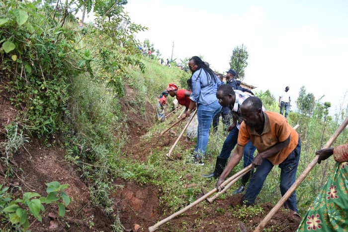 Abaturage bakoranye umuganda na Minisitiri Ingabire