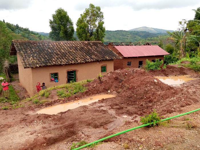 Igitaka cyatinzwe kugira ngo gitangire amazi kimanukira mu mazu z'abaturage