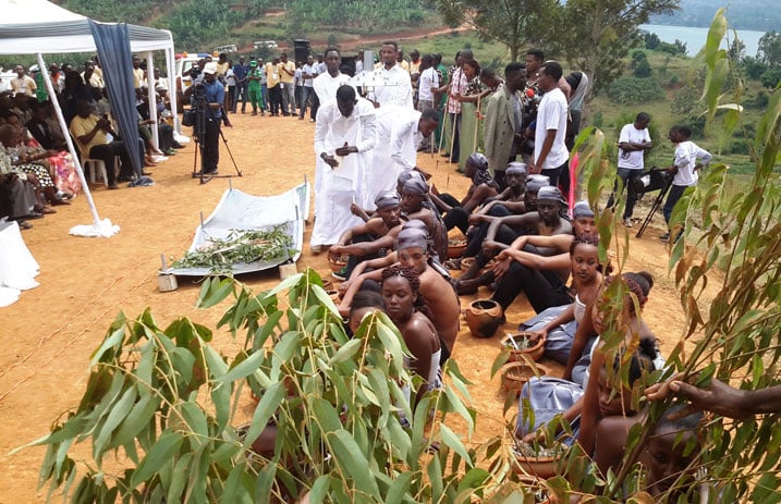 Itorero Indangamirwa ry'umuryango Dukundane, ubwo bibukiraga kuri Muhazi. 