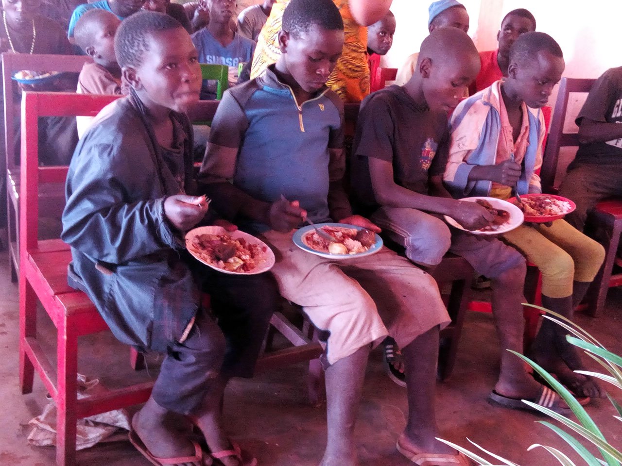 Bamwe mu bana bo mu muhanda bahawe Noheri na Victorious life Church