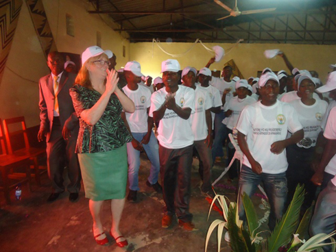 Prof. Janet Stewart (VRAC wa Kaminuza ya Kibogora) yifatanyije n'Intore muri morale.