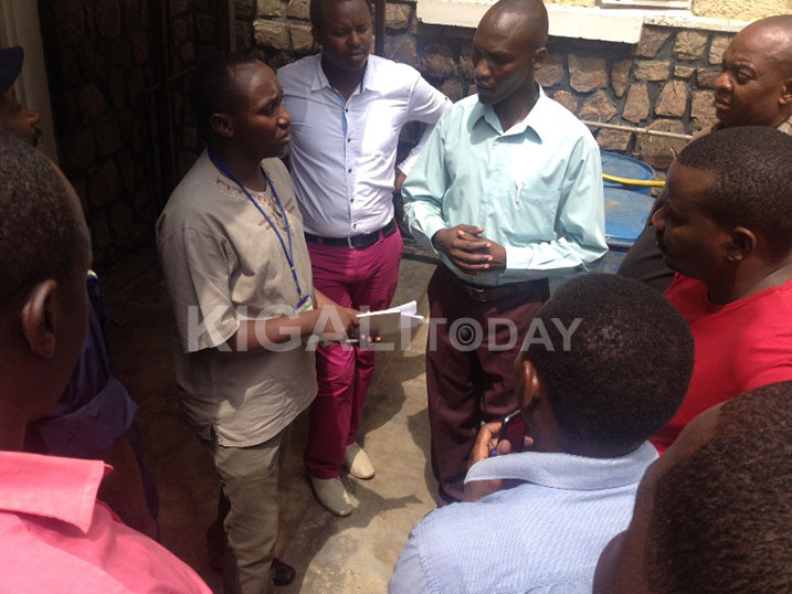 Itsinda rigenzura isuku ryabajije umuyobozi wa Resitora Karibu ibyangombwa ariko basanga nta na kimwe bafite.