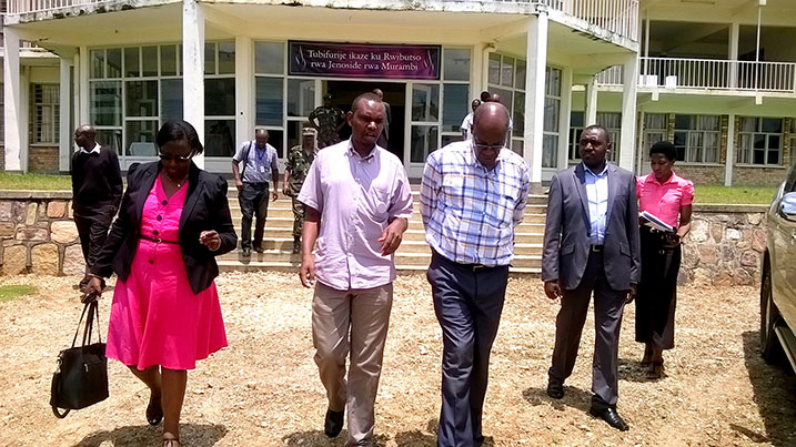 Itsinda ry'abadepite bo muri Komisiyo y'uburenganzira bwa Muntu no kurwanya Jenoside basura urwibutso rwa Murambi.