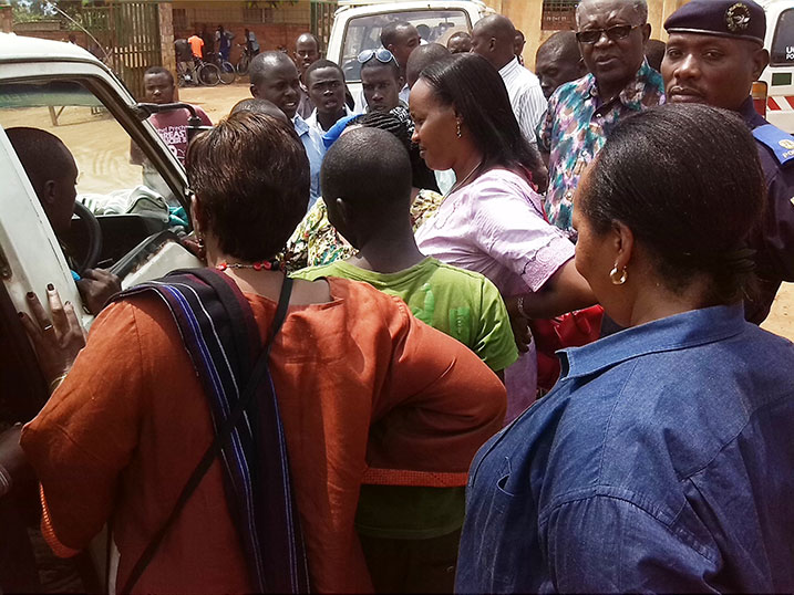 Itsinda ry'abasenateri baganiriye n'abatwara ibinyabiziga mu Karere ka Rwamagana. Aha ni muri gare ya Rwamagana. 