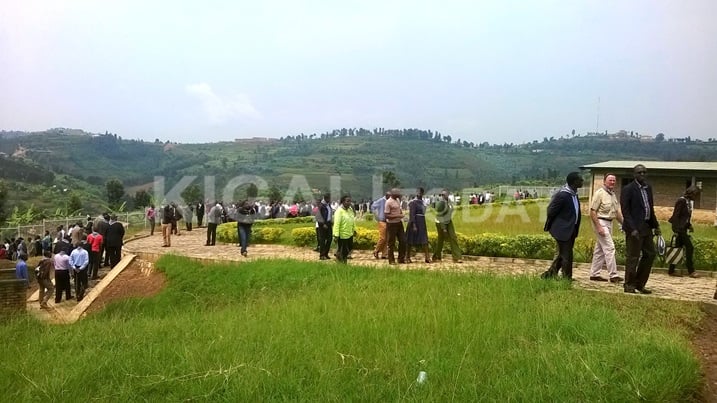 Itsinda rinini rigizwe n'abacamanza ndetse n'abashinjaha bariho batambagira urwibutso rwa Murambi.