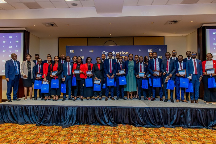 Itsinda ry'abari basanzwe ari abakozi ba BK naryo ryafashe ifoto y'urwibutso nyuma yo guhabwa seretifika zo ku rwego mpuzamahanga