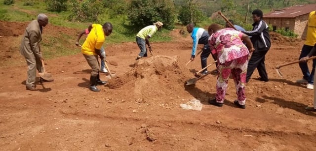 Ikibuga cya volleyball nyuma yo gukurwamo ibyatsi bya pasiparumu