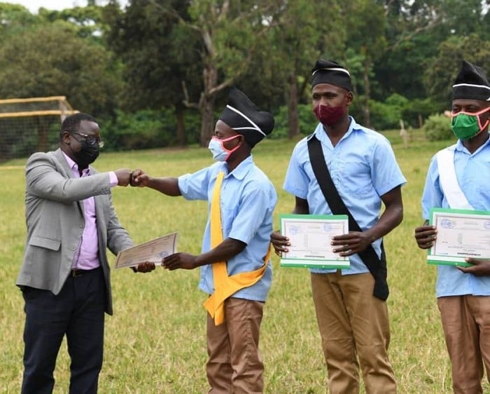 Guverineri Habitegeko ashyikiriza impamyabushobozi bamwe mu basoje amasomo
