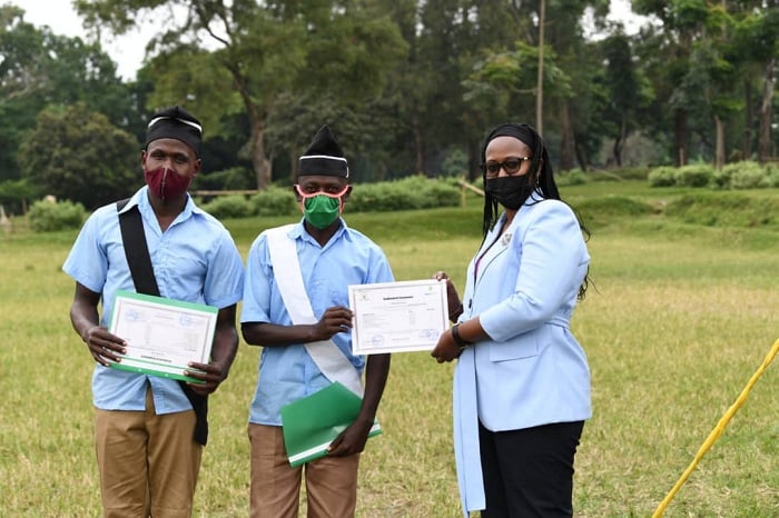 Minisitiri Ingabire ashyikiriza impamyabushobozi bamwe bize imyuga