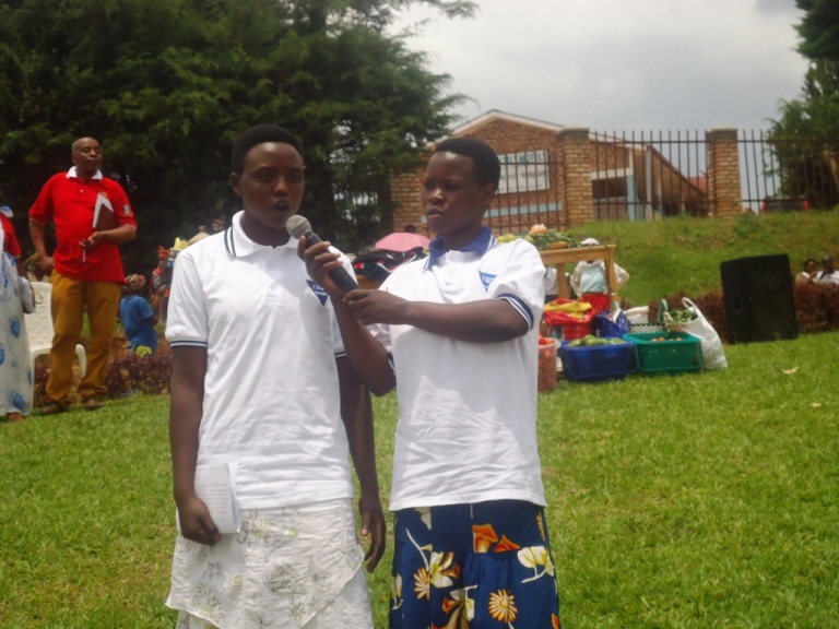 Iyamurera Chantal watewe inda ashukishije bitanu (ufashe micro) ndetse na Muhawenimana Febronie (uvuga)