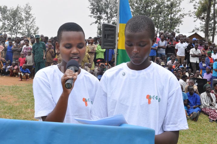 Iyaturinze Alice (ufite micro), umwana uhagarariye abandi bavuga ijambo.