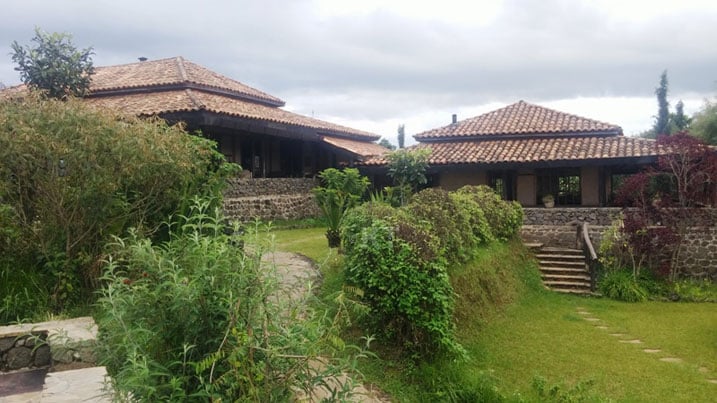 Hotel Virunga Safari Volcano Lodge, yitegeye ibiyaga bya Burera na Ruhondo ndetse n'ibirungo, yakira ba mukerarugendo.