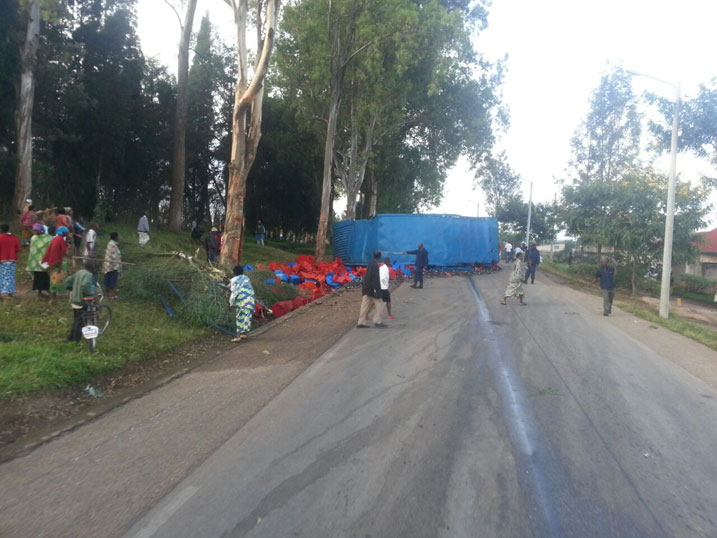 Iyi kamyo yaguye mu muhanda rwagati.