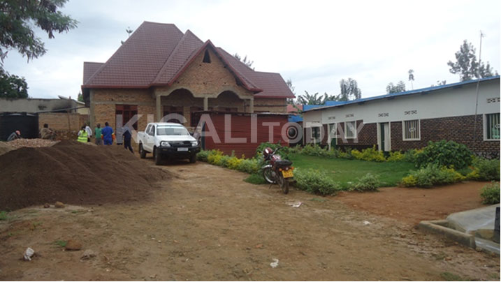 Iyi micanga n'amabuye biri kwa Mwizerwa Kabira nabyo ni ibijurano.