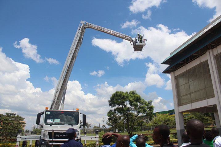 Iyi modoka ishobora kuzimya umuriro uri muri etage ifite metero 50 z'uburebure cyangwa igakiza abantu bayirimo.