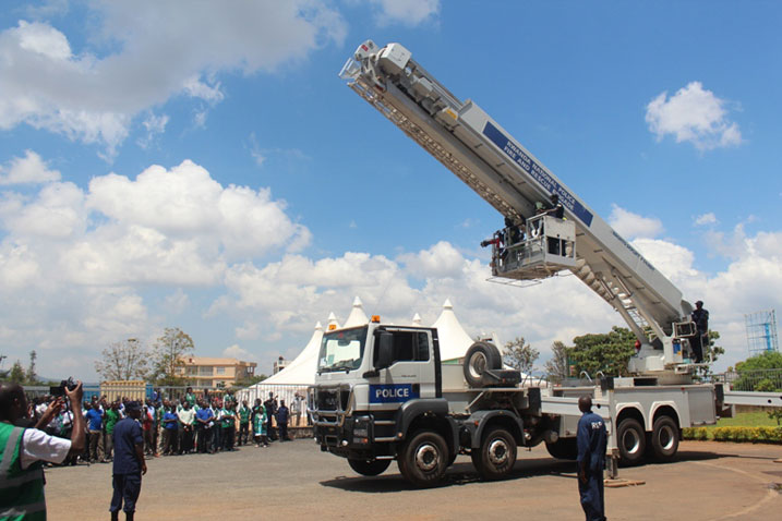 Iyi modoka kabuhariwe mu kuzimya umuriro no kurokora abantu baheze muri etage ntiyari imenyerewe mu Rwanda.