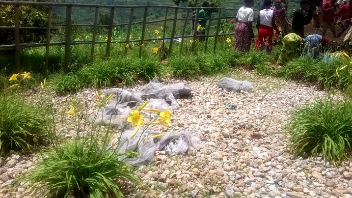Uru ni rwo rwibutso abacitse ku icumu rya Jenoside b' i Kamageri bibukiragaho ababo.