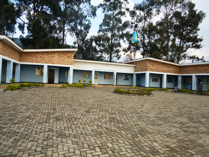 Inyubako akarere ka Rutsiro gakoreramo ubu yubatswe mu mwaka wa 1977.