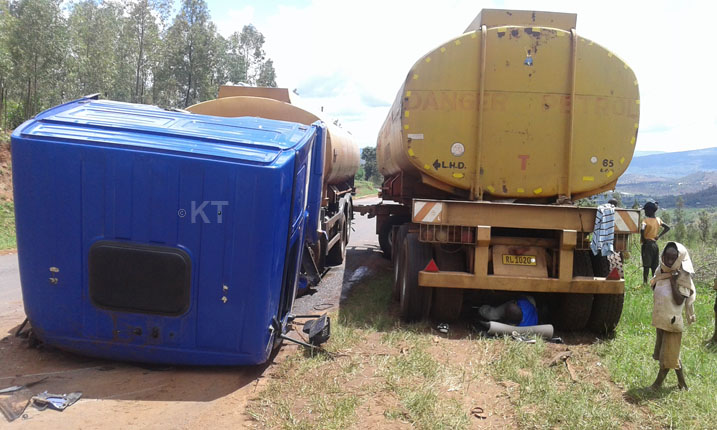 Iyi modoka nyuma yo kugonga umukingo yacitsemo ibice bibiri kimwe kireba mu cyerekezo ivuyemo