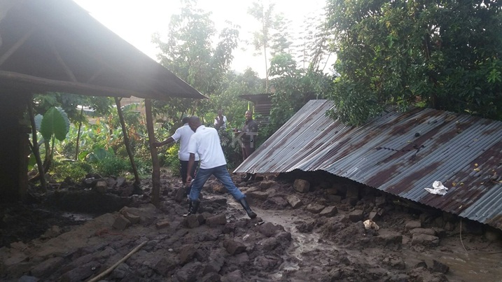 Iyi nzu na yo yasenywe n'imvura, umuvu uratemba.