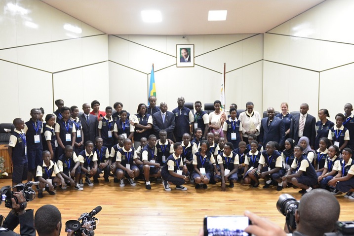 Abana barishimira ibyakozwe mu kurengera uburenganzira bw'umwana mu myaka 20 ishize u Rwanda rwibohoye.