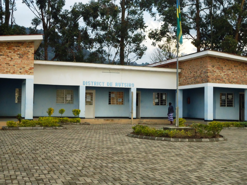 Inyubako akarere ka Rutsiro gakoreramo ubu yubatswe mu mwaka wa 1977.
