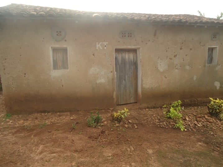Iyi nzu yayubakiwe na CARITAS nk'Umupfakazi wa Jenoside utishoboye none na yo bayimusohoyemo, ubu bamaze kuyikinga baramwirukana.