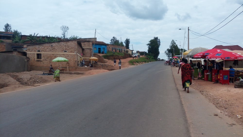 Iyi nzu y'amatafari ahiye ibumoso, yarishyuwe, ba nyirayo babonye umuhanda utarabasatiriye ntibayisenya barakomeza bayikoreramo