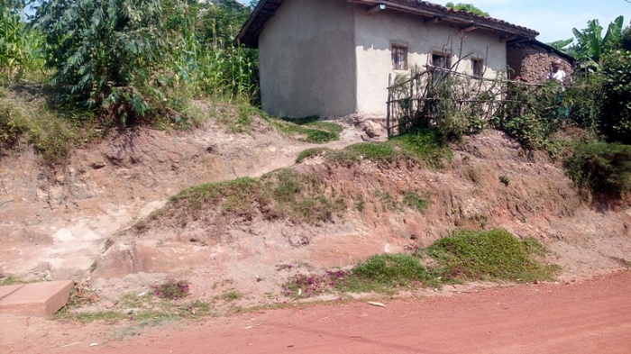 Iyi nzu yanaganitswe no gukora umuhanda, ba nyirayo barayisanira, ariko no kubona inzira ijya iwabo byateye amahane n'abaturanyi kuko bayinyujije mu kw'abandi