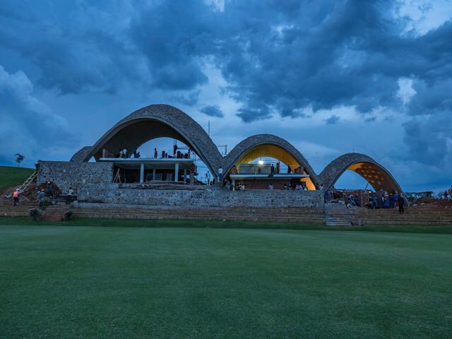 Iyi stade ya Cricket yubatse mu buryo bw'imisozi igize u Rwanda 