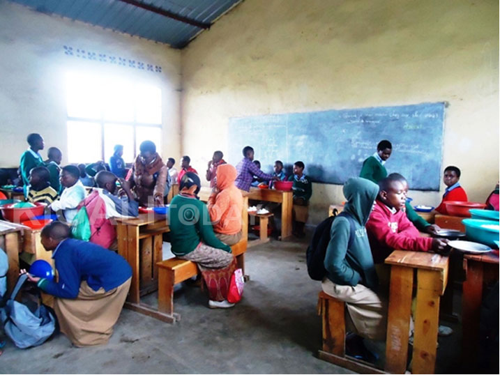 Iyo abanyeshuri bamaze kurira mu mashuri bafataumwanya wo kuyasukura ngo bashobore kongera kuyigiramo.