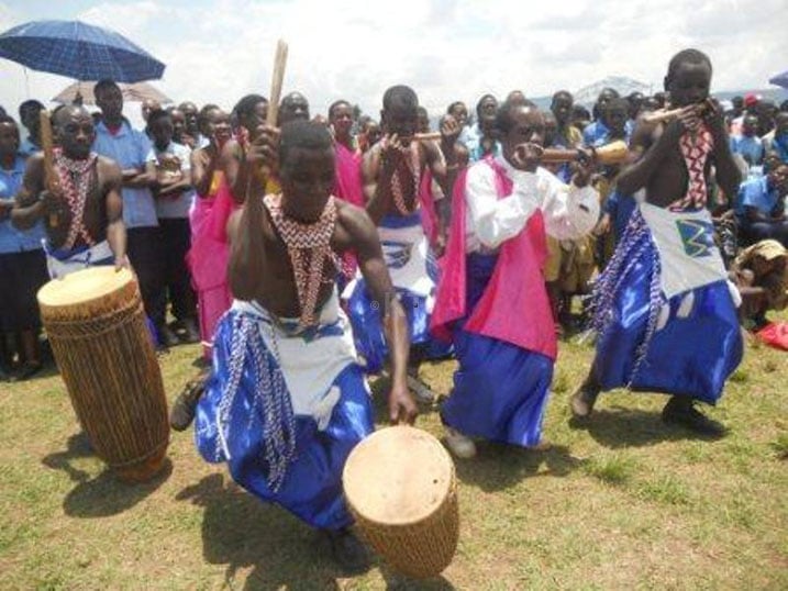 Iyo bagiye gusurutsa ibirori batira ibikoresho n'imyambaro.