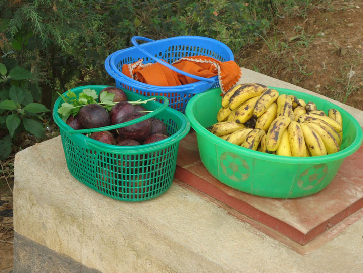 Iyo bwije bamwe bajyana ibicuruzwa byabo hanze y'isoko abandi bakabijyana mu mayira.