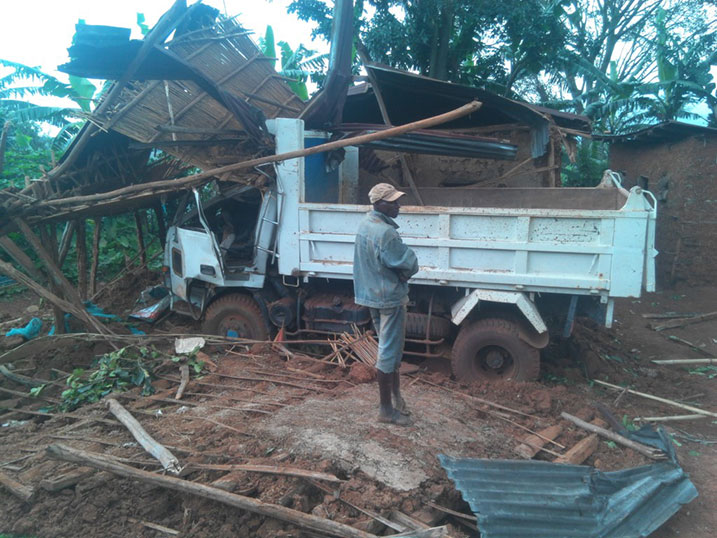 Imodoka yasenye iyi nzu ku buryo utanamenya ko yahigeze.
