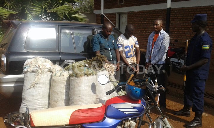 Iyi moto ngo ni yo bakoresheje batunda urumogi naho iyi imodoka iri inyuma ni yo bari bagiye kurugemuramo i Muhanga.