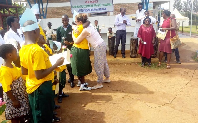 Abana bafite ubumuga biga muri Izere Mubyeyi basuwe n
