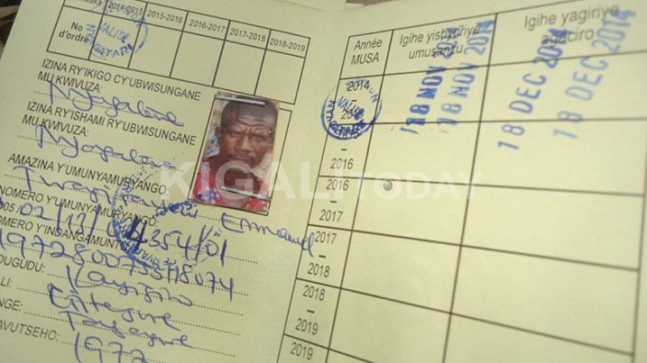 Iyi karita igaragaza ko Twagirayezu yatanze umusanzu ku wa 18 Ugushyingo 2014 ariko yayihawe ku wa 22 Gicurasi 2015. 