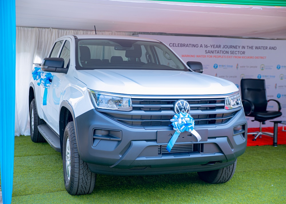 Akarere ka Kicukiro kashyikirijwe imodoka na moto ebyiri zizajya zifashishwa mu gukomeza kugenzura no kwita ku bikorwa remezo by'amazi, isuku n'isukura byubatswe no kureba ahakenewe ibindi kugira ngo bihagezwe