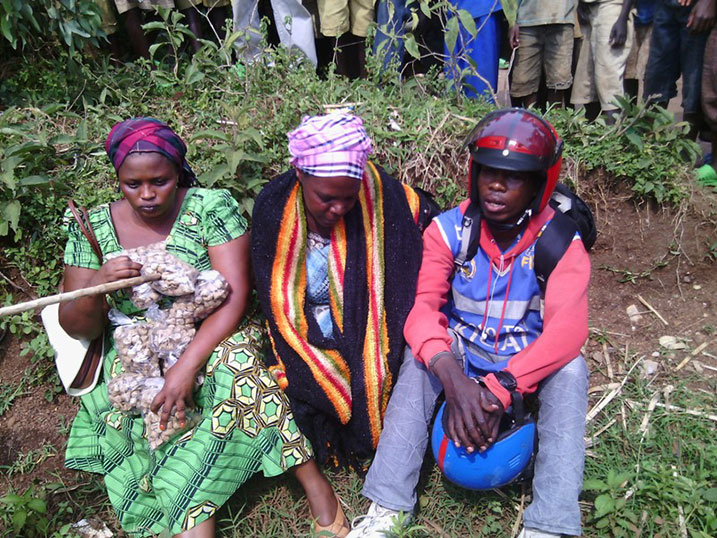 L-R: Nyiramajyambere wagemuraga urumogi, Uwiduhaye warufatanywe ndetse n'umumotari wari utwaye Nyiramajyambere batawe muri yombi.