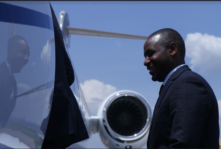 Minisitiri Uwihanganye Jean de Dieu areba imwe muri Private Jet zari mu imurikabikorwa