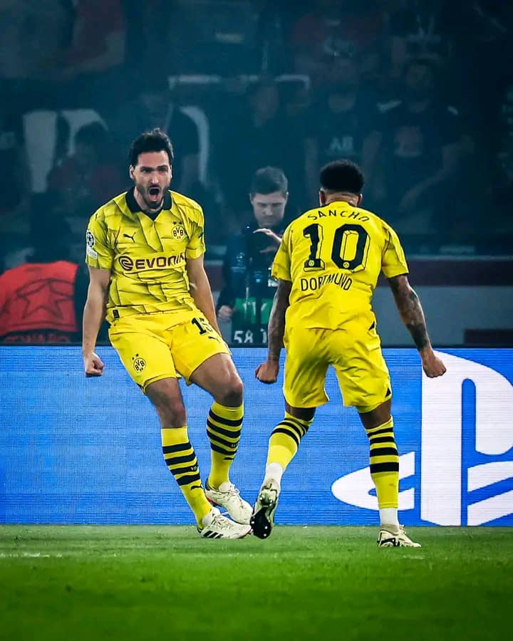 Jadon Sancho uri muri Dortmund nk'intizanyo afasha Mats Hummels kwishimira igitego