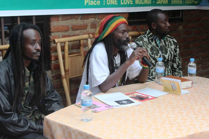 Jah Bone D (hagati) mu kiganiro n'abanyamakuru
