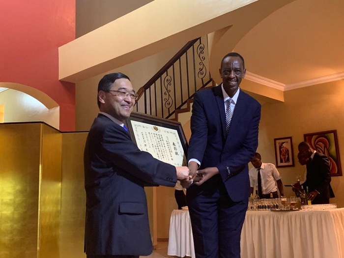 Ambasaderi Takayuki Miyashita yashyikirije Rwama Anicet ishimwe bagenewe na Guverinoma y'u Buyapani
