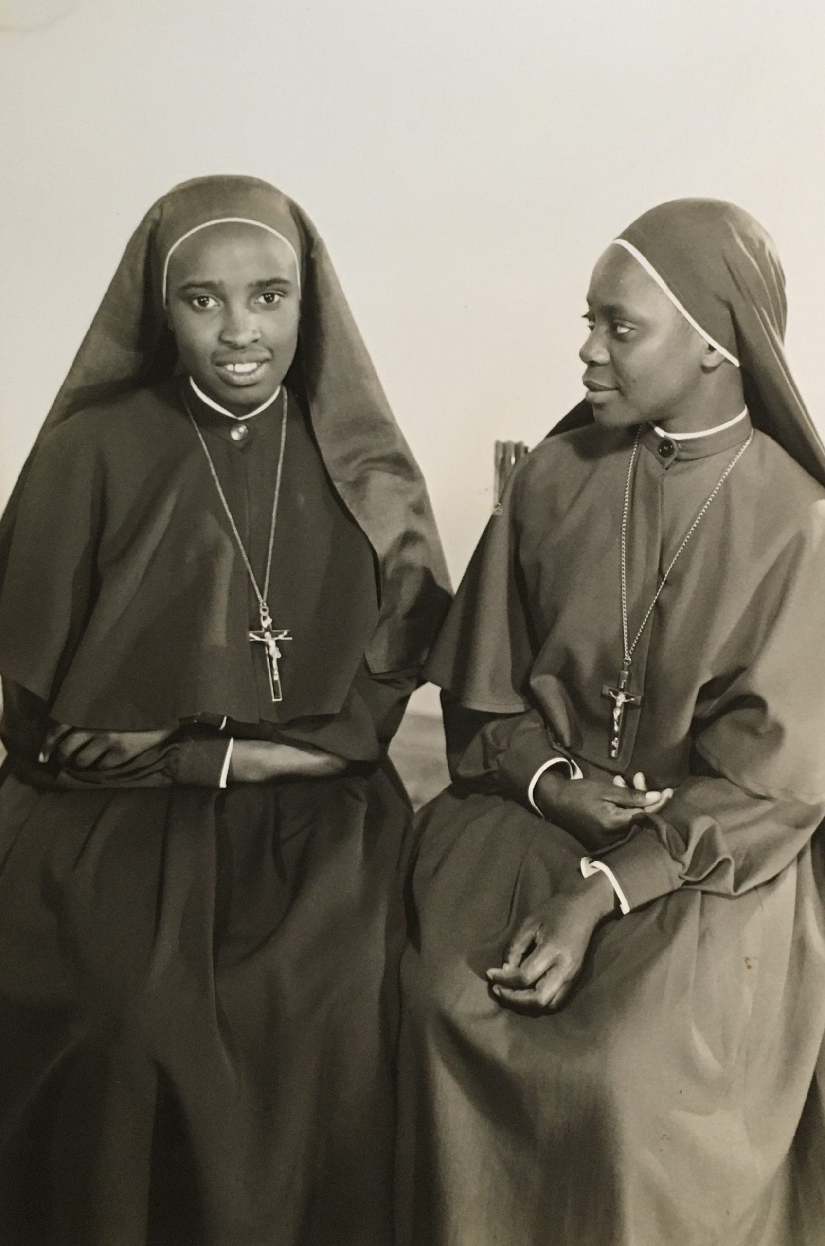 Soeur Jean Baptiste (ibumoso) ari kumwe n'umubikira babanaga