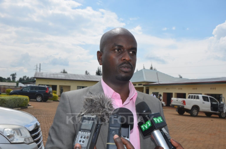 Jean Aime Kajangana asobanura ko umuyobozi w'urwego runaka ariwe utanga amakuru 